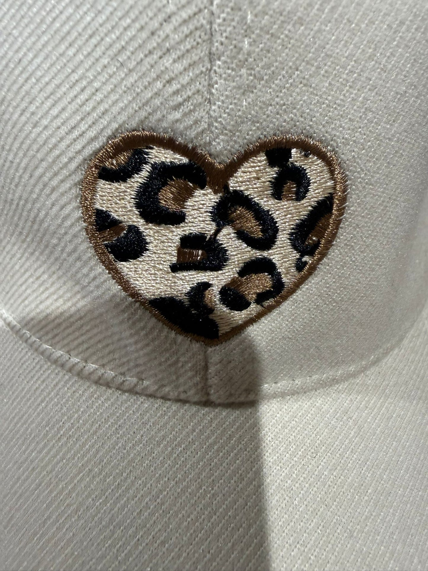 Leoherz Cap – Stylische Basecap mit Leoparden Herz Motiv