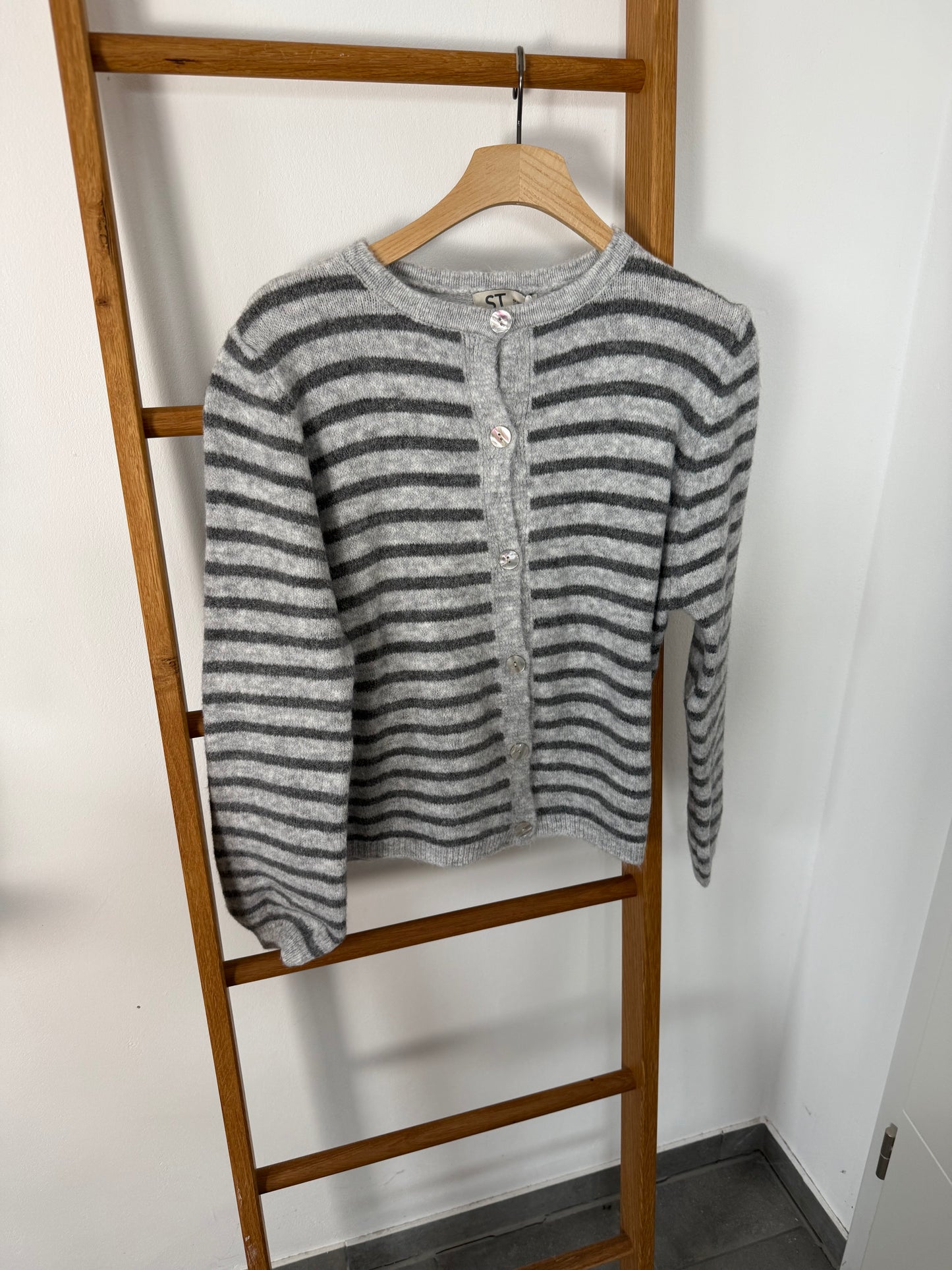 Gestreifte Strickjacke
