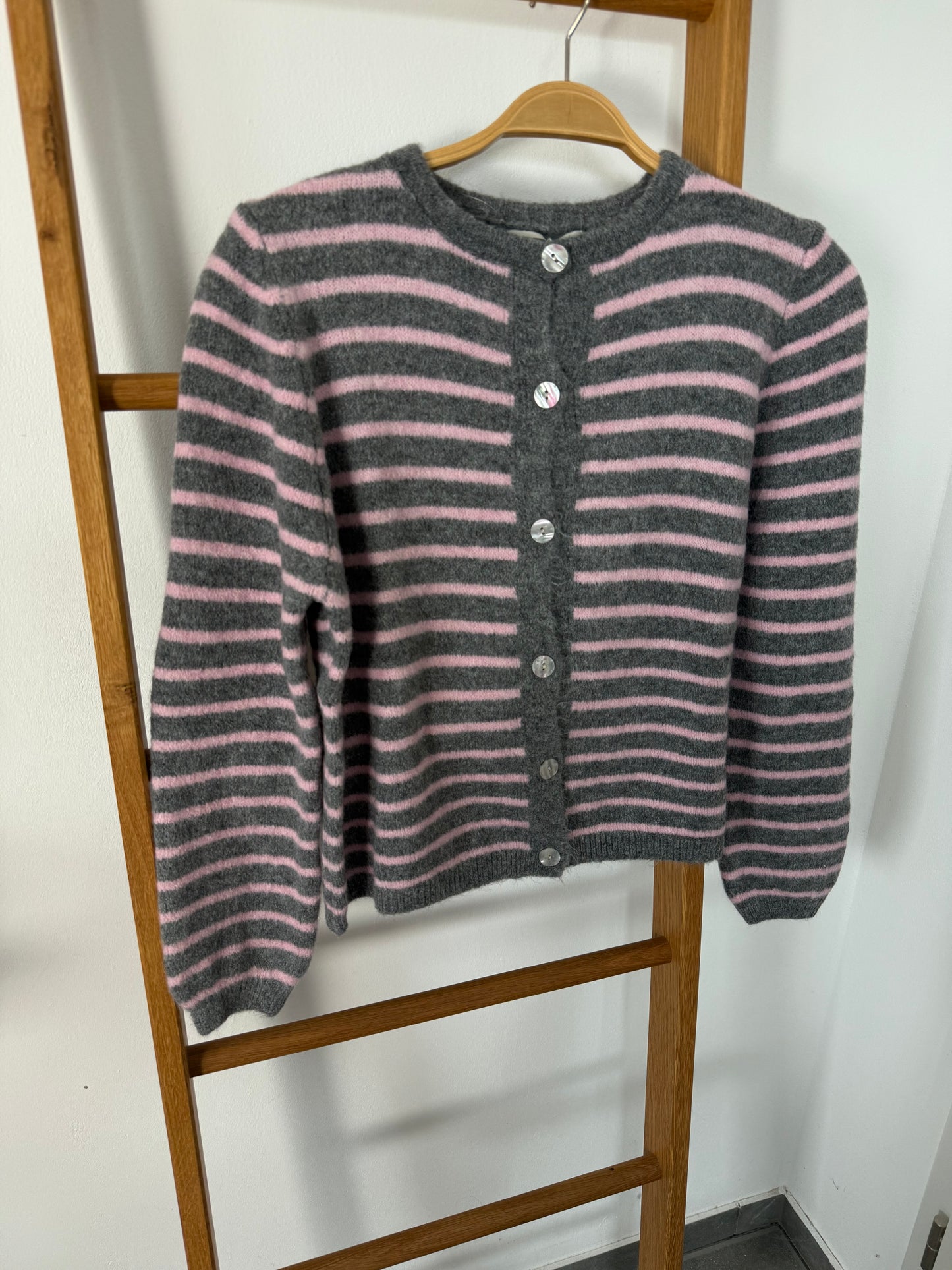 Gestreifte Strickjacke