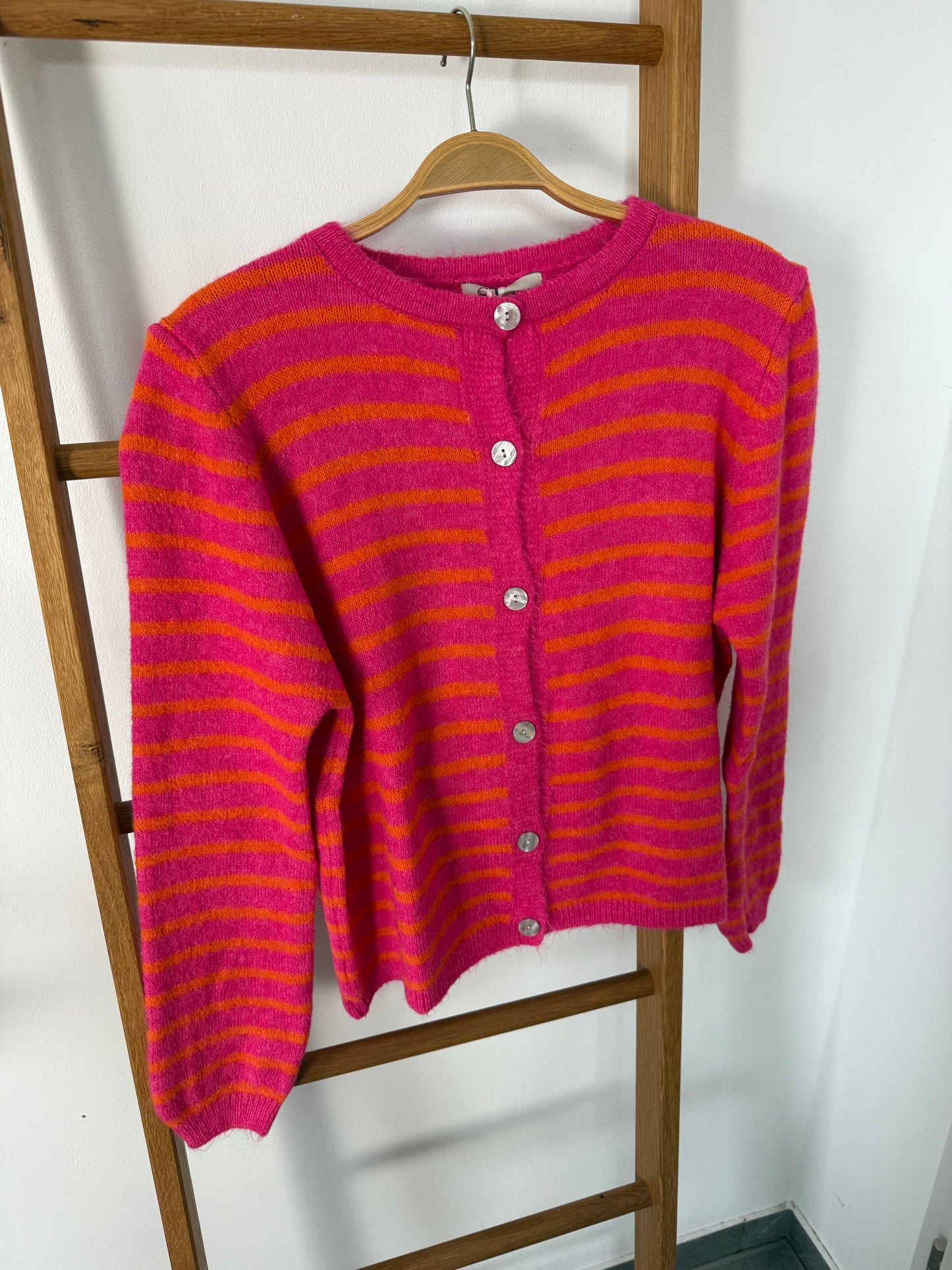 Gestreifte Strickjacke