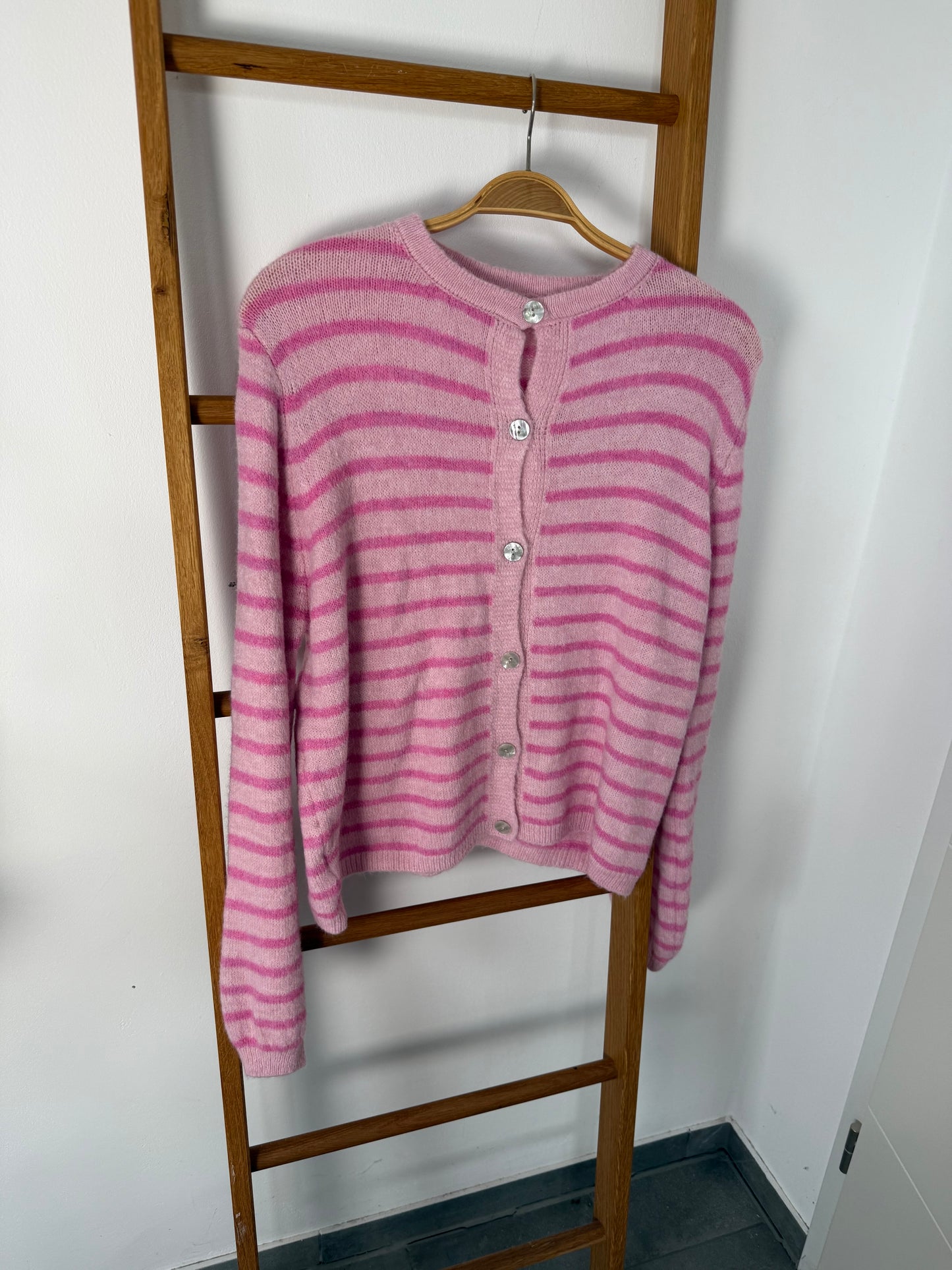 Gestreifte Strickjacke