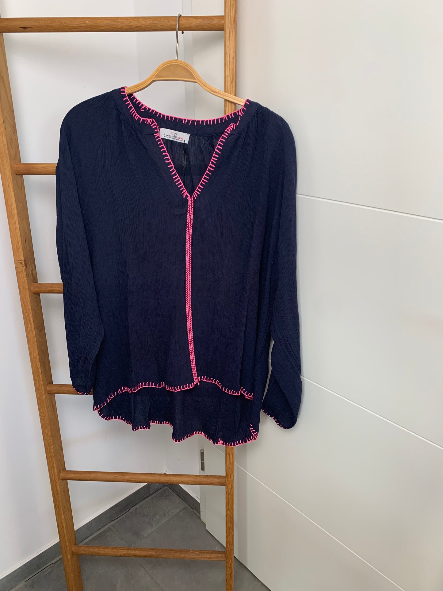 Zwillingsherz Bluse "Neon Stickerei" Marine