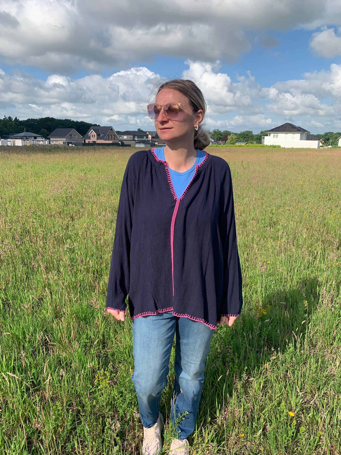 Zwillingsherz Bluse "Neon Stickerei" Marine
