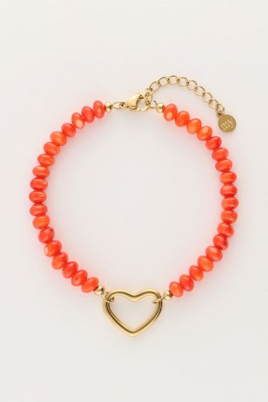 Orangefarbenes Perlenarmband mit goldenem Herz