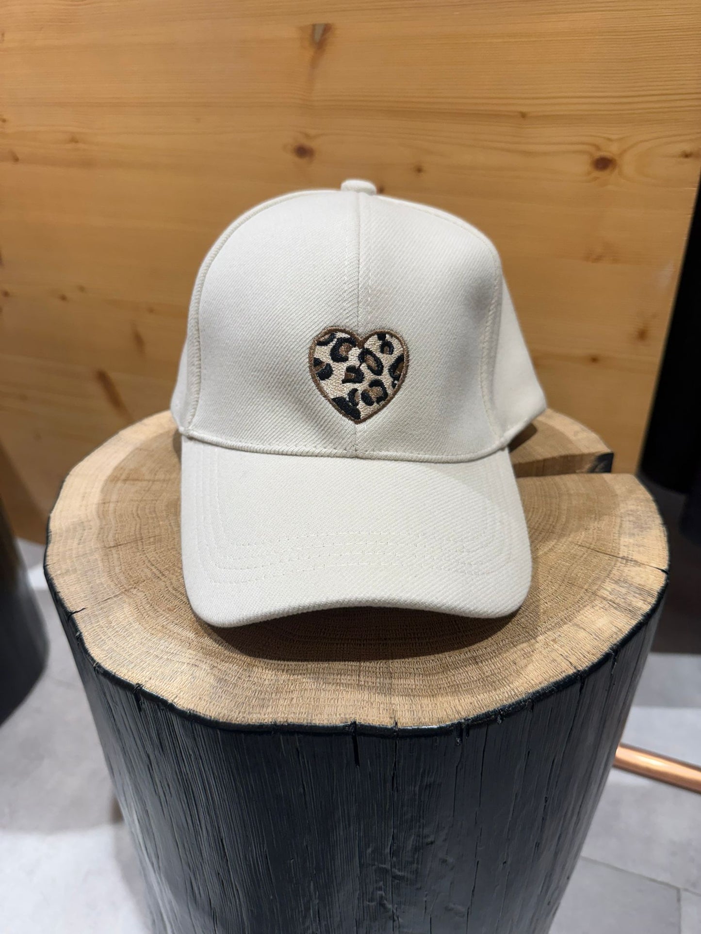 Leoherz Cap – Stylische Basecap mit Leoparden Herz Motiv