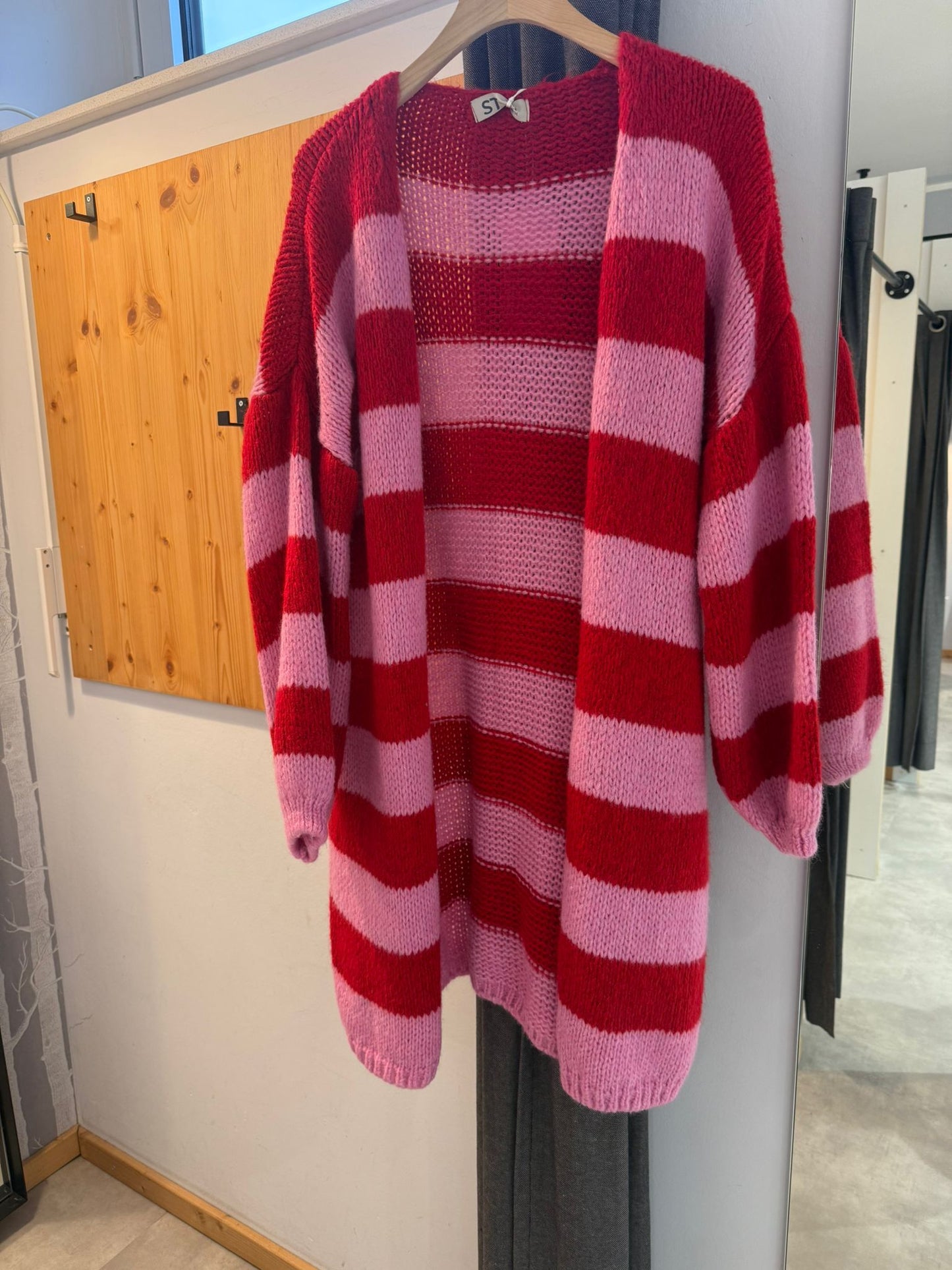 Lange gestreifte Strickjacke – Auffälliger Cardigan im Trend Design