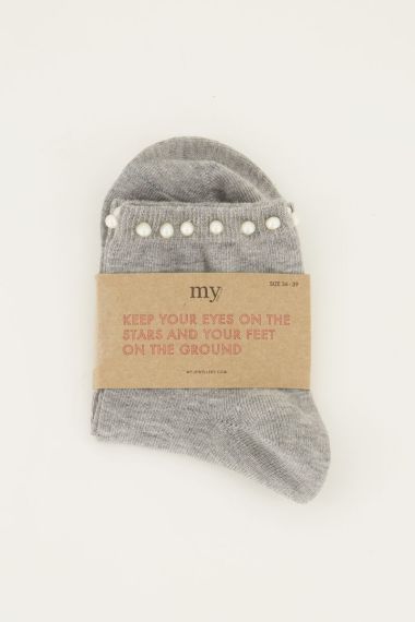 Graue Socken mit Perlenbesatz